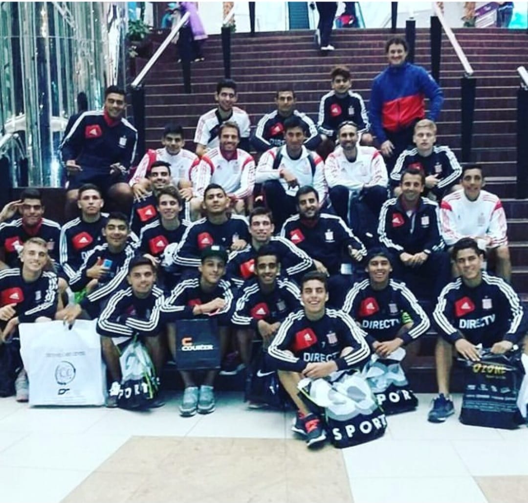 Plantel juvenil de Estudiantes de La Plata en gira