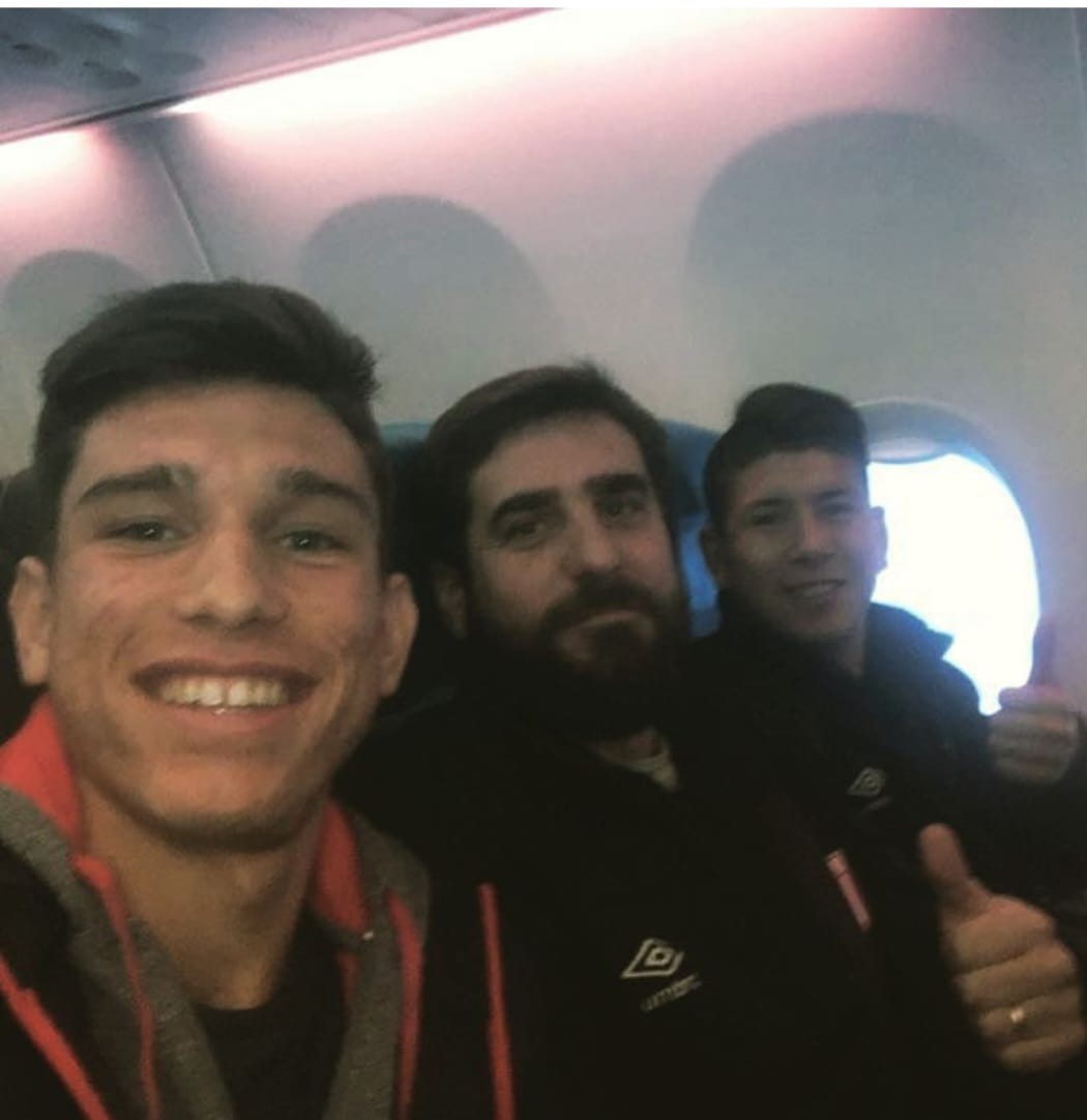 Raúl Salas junto a jugadores de Estudiantes de La Plata en un viaje