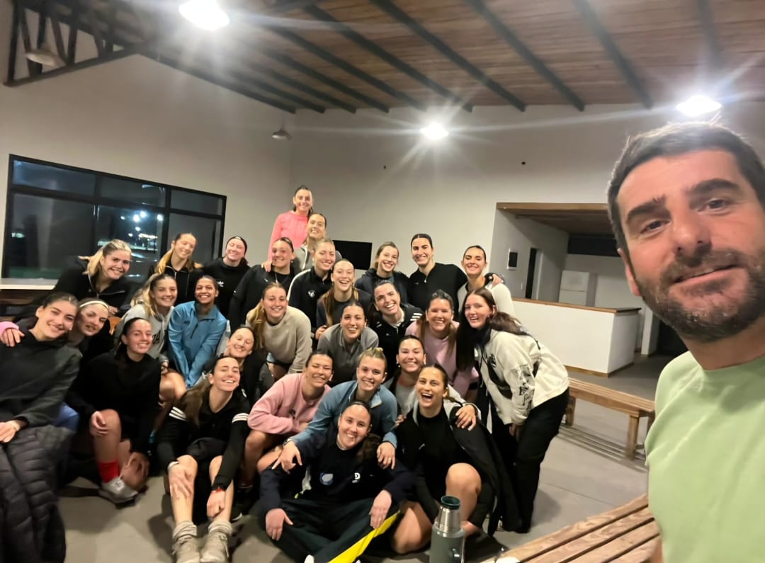 Raúl Salas con un plantel de hockey femenino