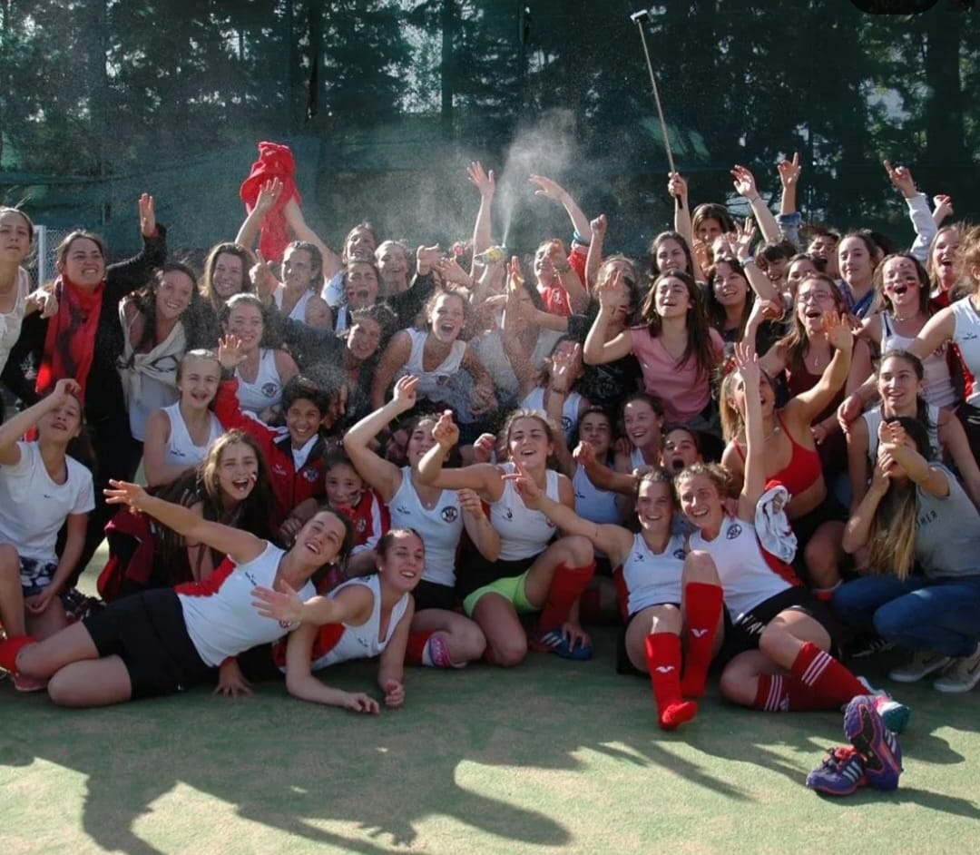 Festejo de un plantel de hockey femenino en la cancha