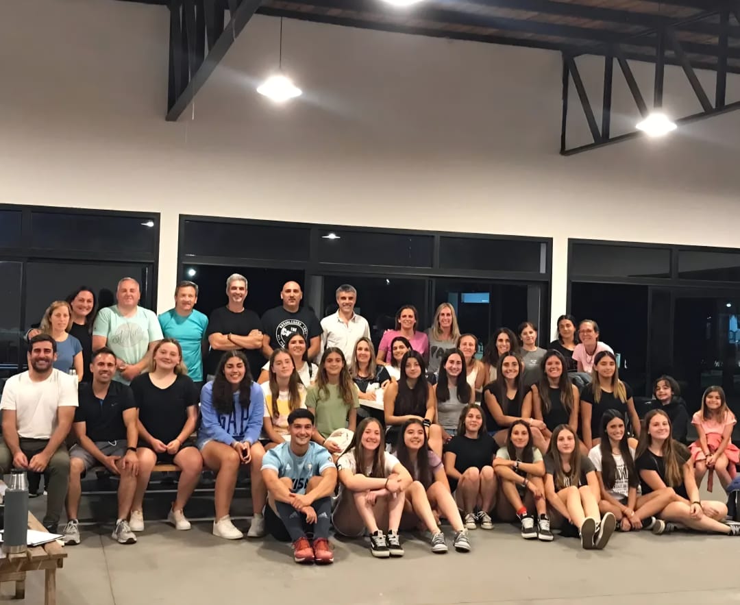 Encuentro institucional con un club de hockey femenino