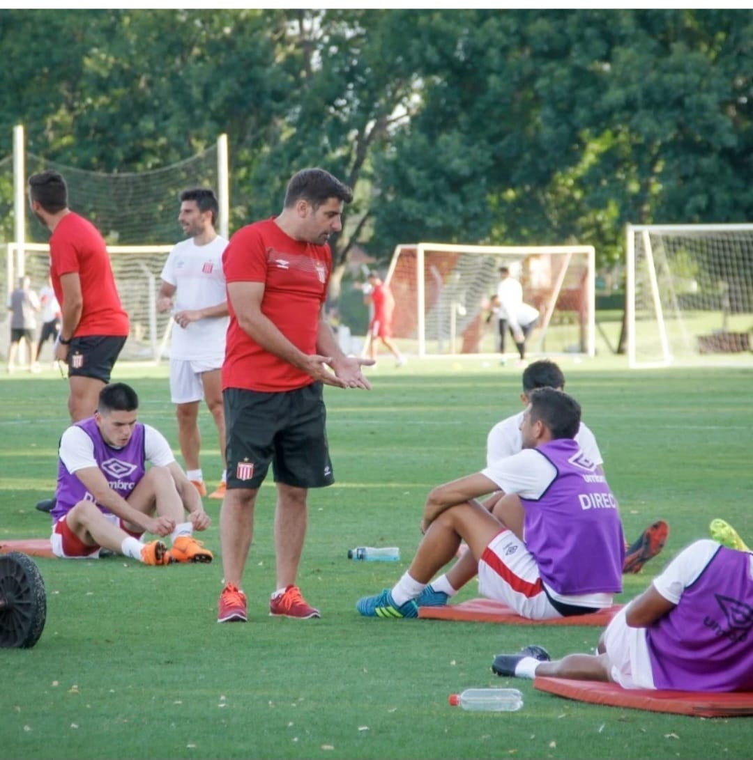 Raúl Salas conversando con jugadores durante un entrenamiento de Estudiantes de La Plata
