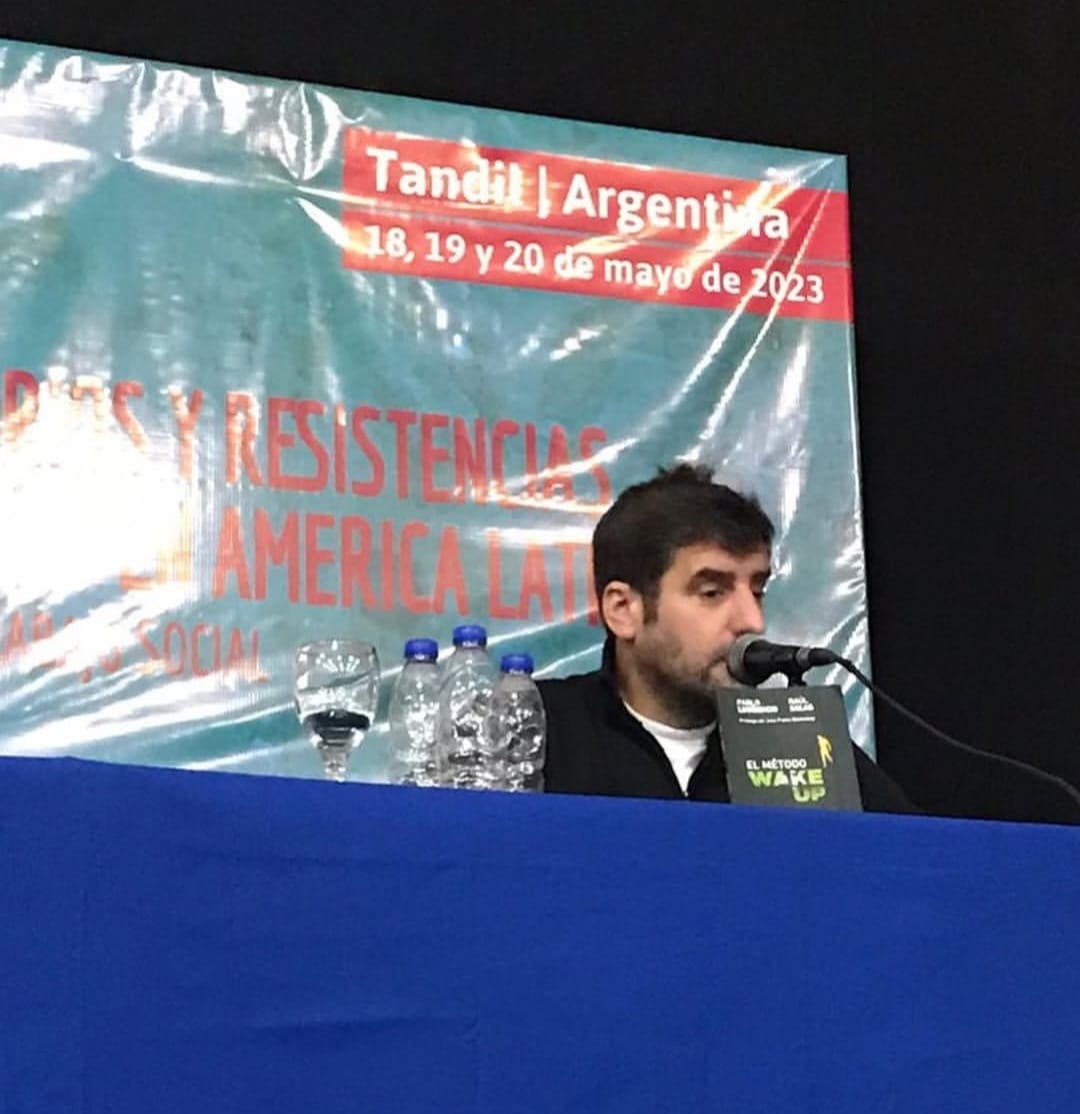 Raúl Salas presentando El Método Wake Up en Tandil