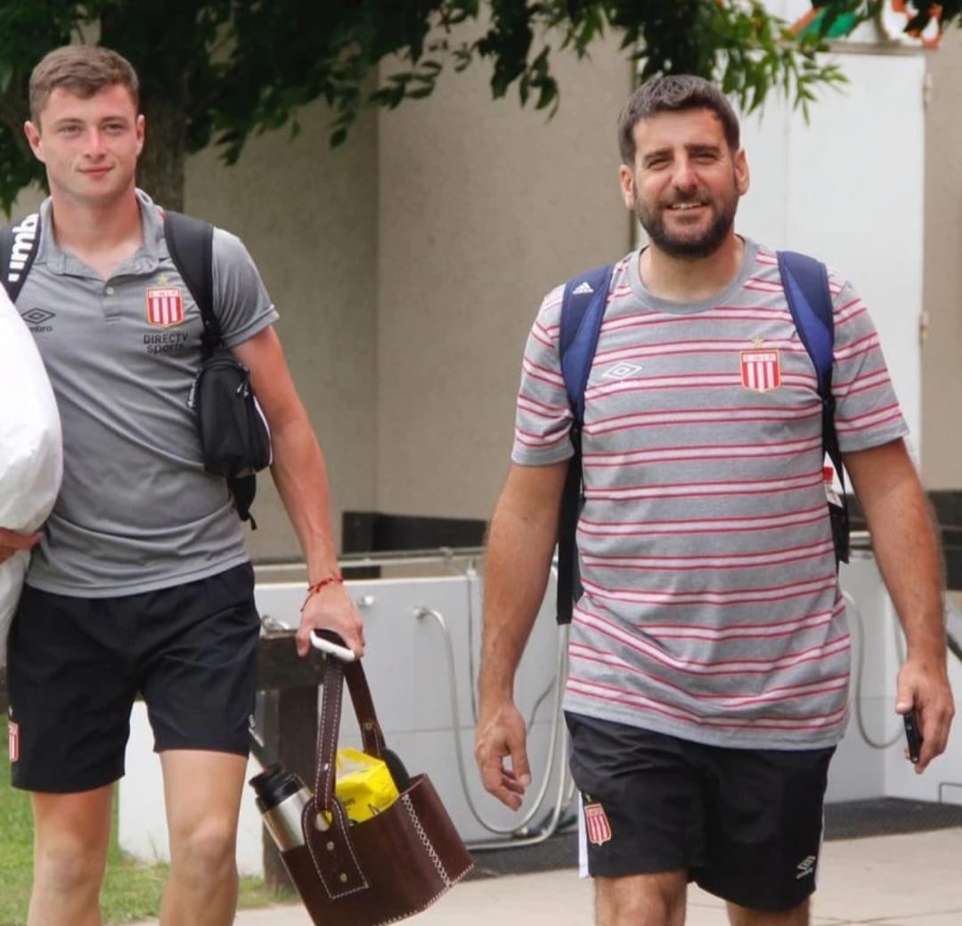 Raúl Salas junto a un jugador de Estudiantes de La Plata